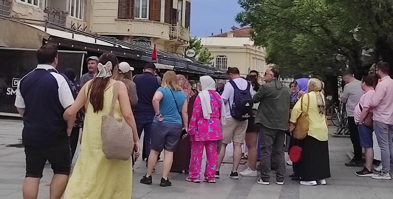 Широк сокак врие од странски туристи, но Битола е само еднодневна попатна станица на патот кон Охрид