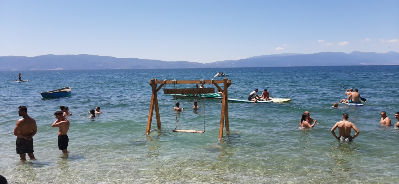 Градиште полно со капачи, водата 22 степени - топлото време ги наполни охридските плажи