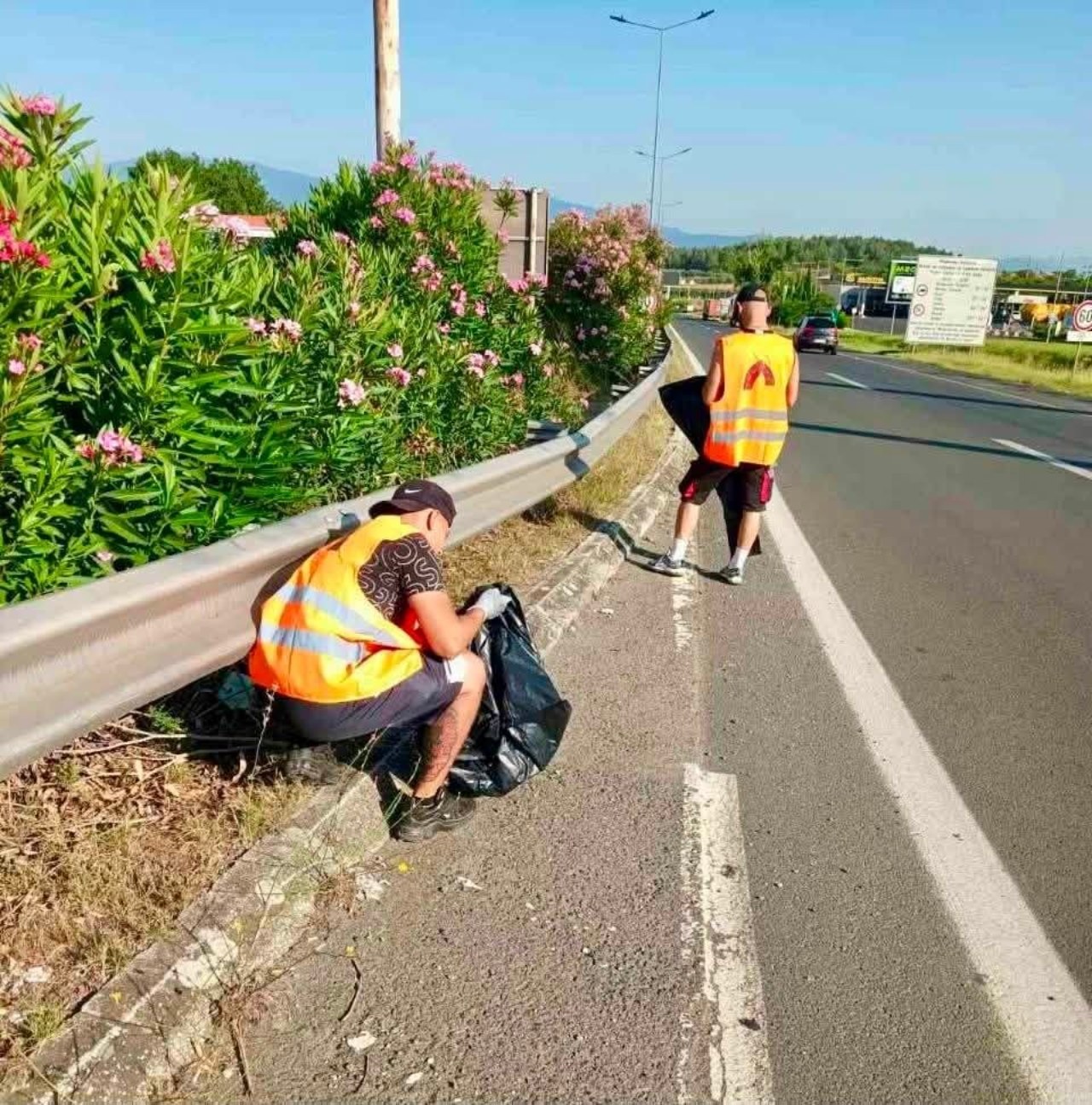 Затвореници од битолскиот затвор во општествено корисна акција - започна чистење на магистралните и регионалните патишта