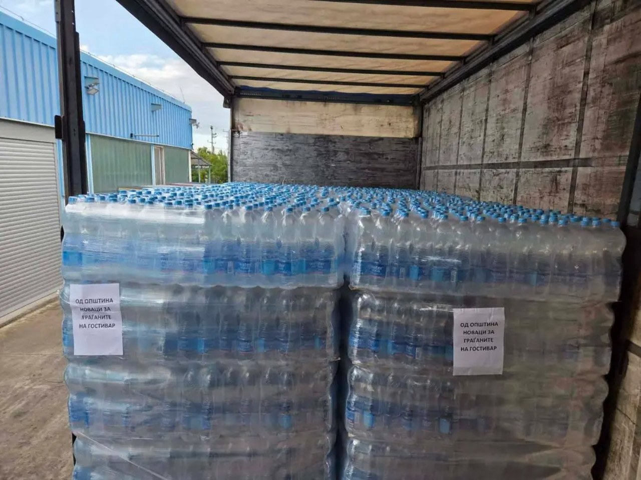 ХУМАНОСТ НА ДЕЛО: Општина Новаци испраќа 5000 шишиња вода како помош за Гостивар