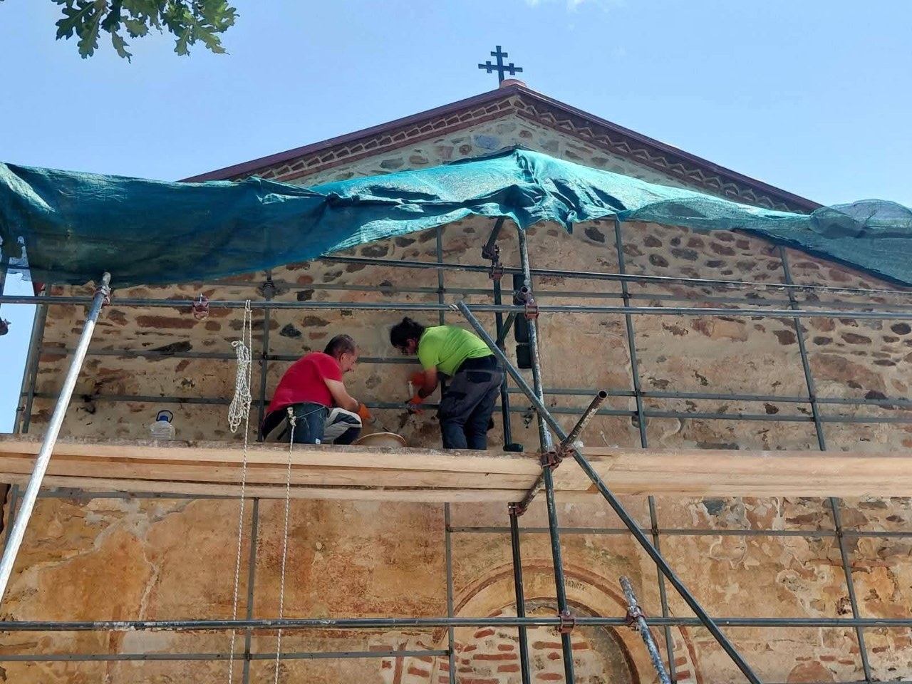 Започна втората фаза од конзервацијата на надворешните фрески во „Св. Ѓорѓи“ во Курбиново – соработка меѓу Битолскиот музеј и Европскиот центар од Солун