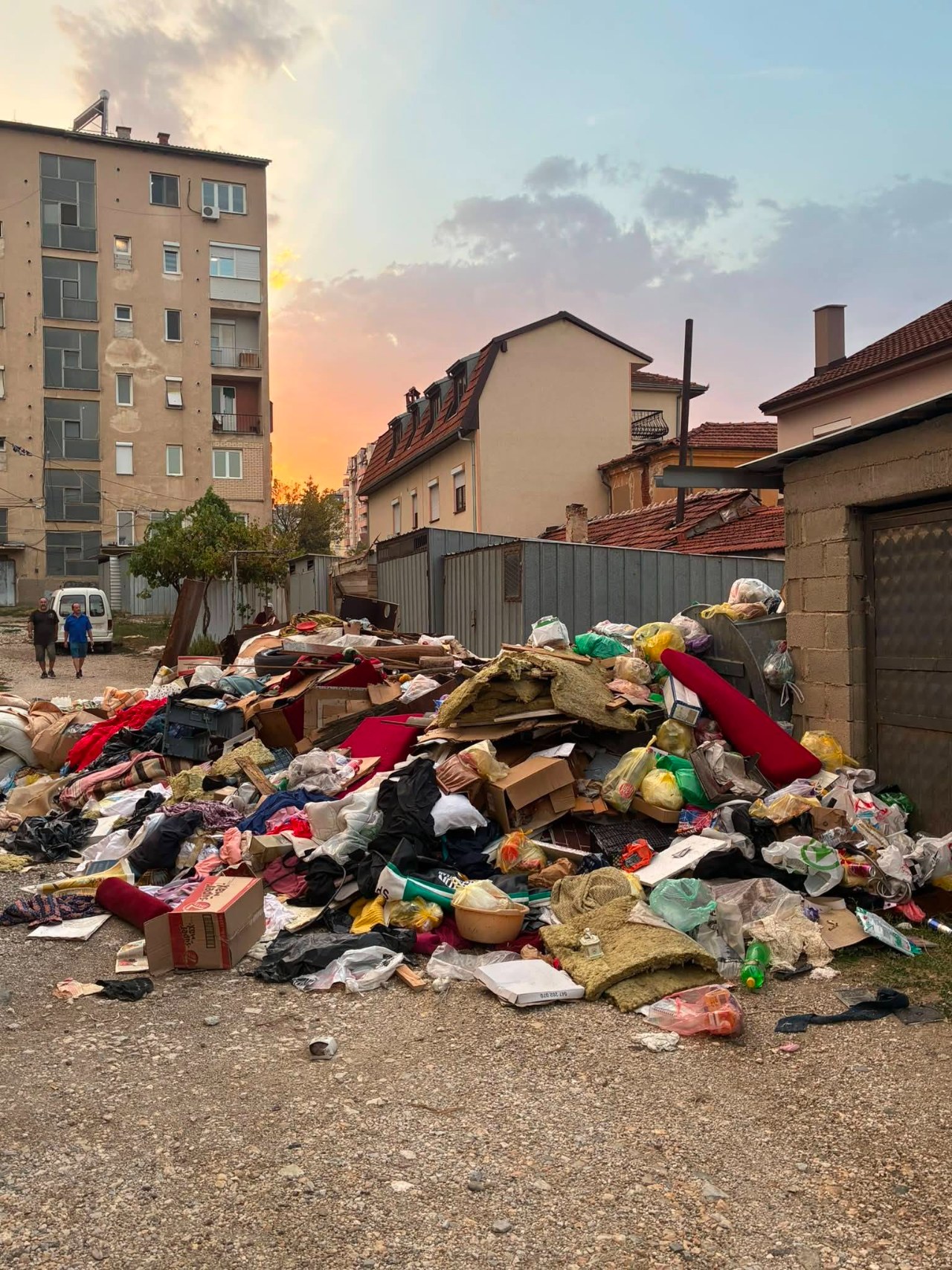 Наместо со рушењето на диви гаражи во центарот на Битола да се реши еден проблем, се создаде нов - граѓани реагираат на смет и непријатна миризба
