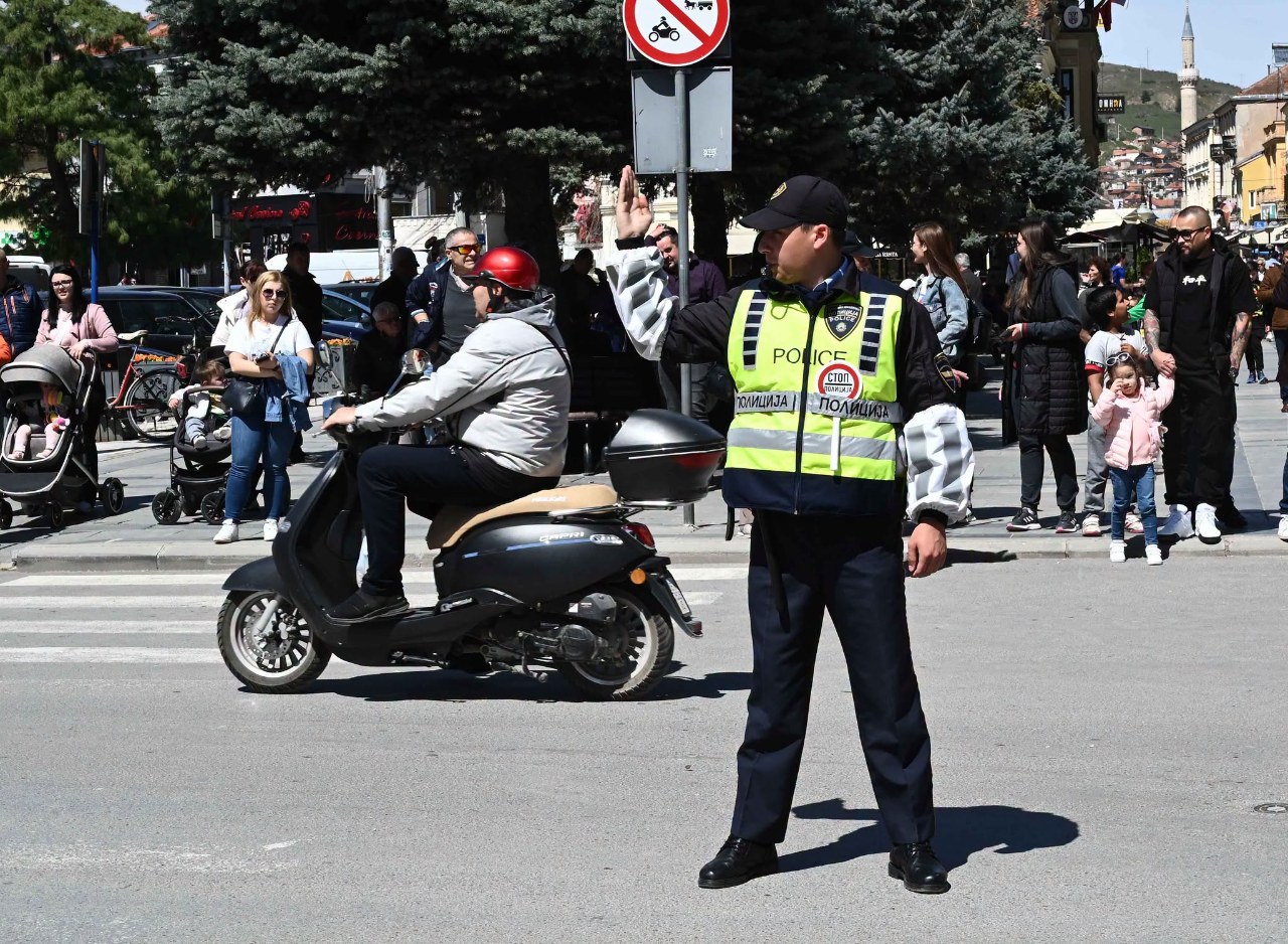Под дејство на алкохол, без дозвола и без кацига возеле во центарот на Битола - одземени 8 возила, казнети 77 возачи на тротинети и мотоцикли