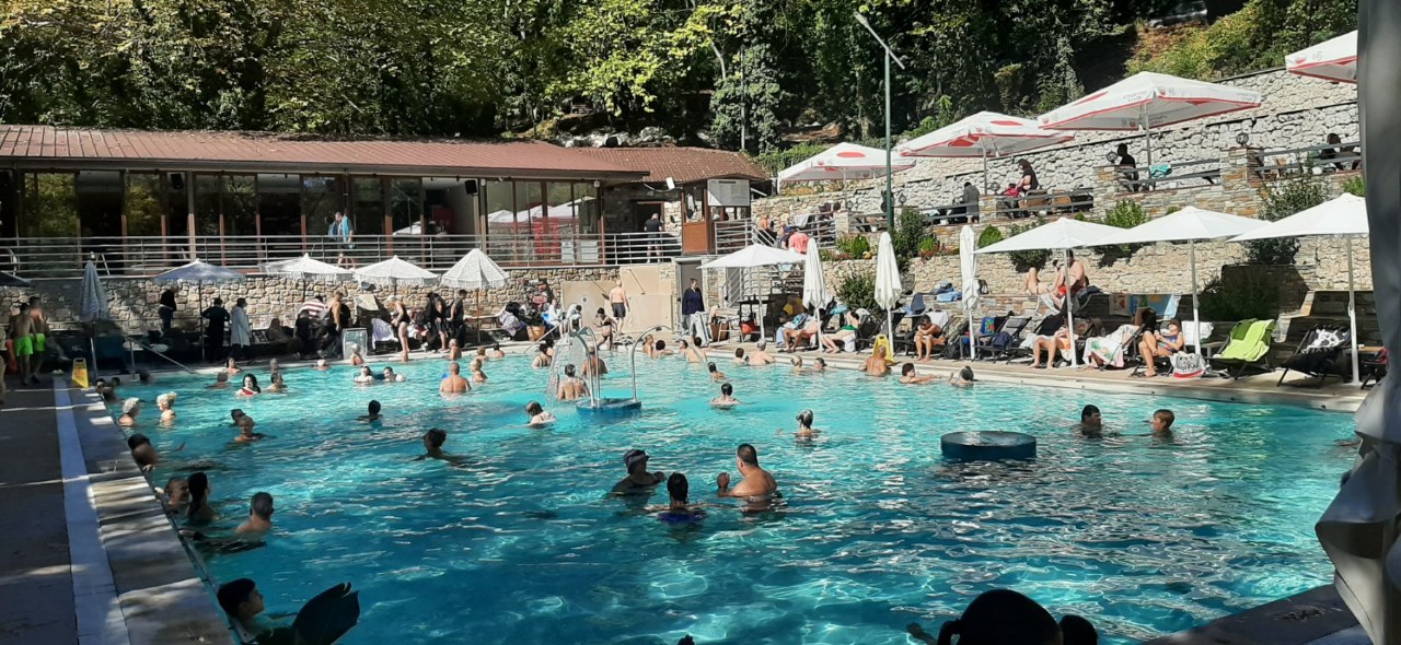 Неделна релаксација во Лутраки, Грција: Битолчани и Прилепчани ги искористија сончевите зраци за топла есенска бања на отворено