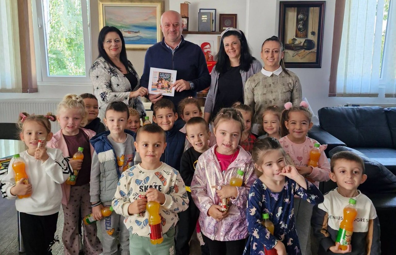 По повод Светската недела на децата, градоначалникот на Новаци во својот кабинет ги пречека најмладите жители на општината