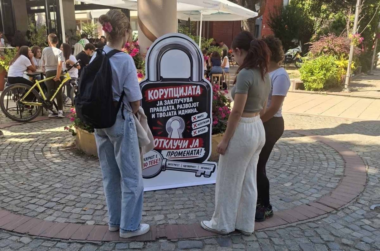 Ресенските млади со герила акција против корупцијата: Симболичниот катанец испрати порака за интегритет и правда